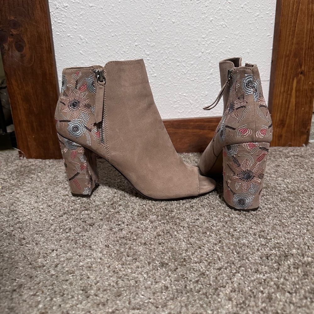 Stylish Tan Ankle Boots with Embroidered Heel